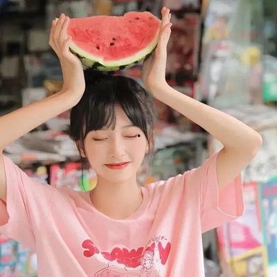 网图女吃瓜,女子吃瓜姿势引发网友热议,揭秘现代社交新现象