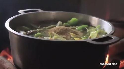 农村女旁边吃瓜,瓜香四溢话家常